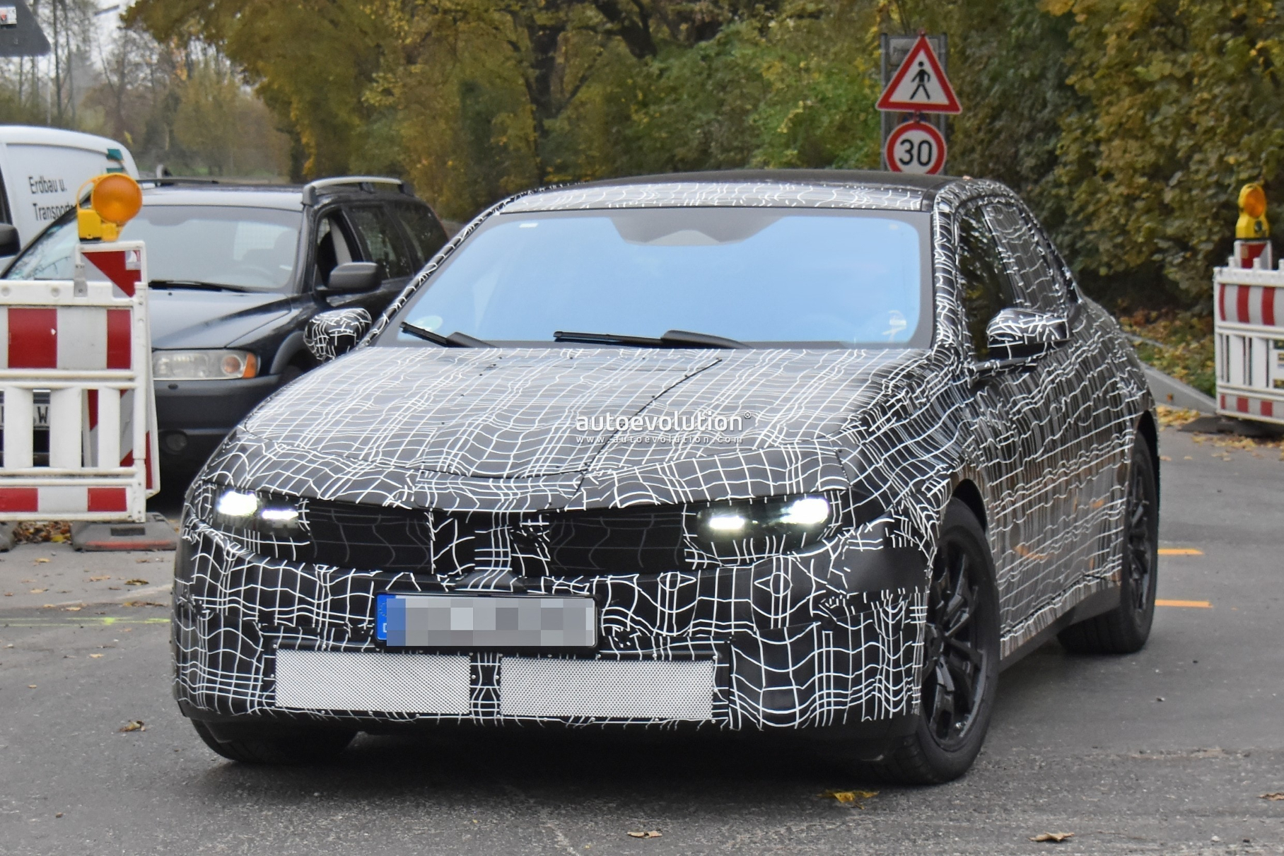 Рассматриваем новый электрический седан BMW на первых шпионских симках