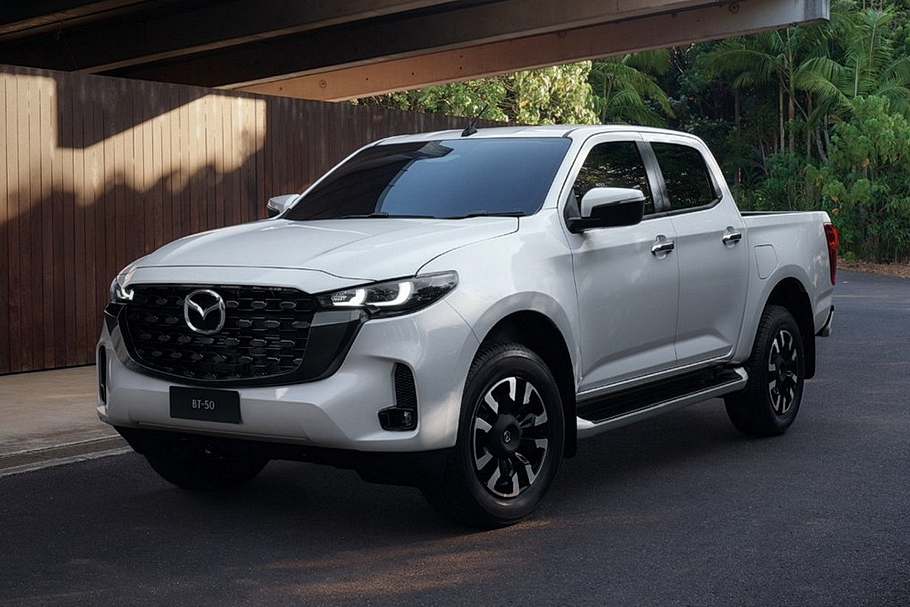 Рамный пикап Mazda BT-50 обрел современный дизель и автомат