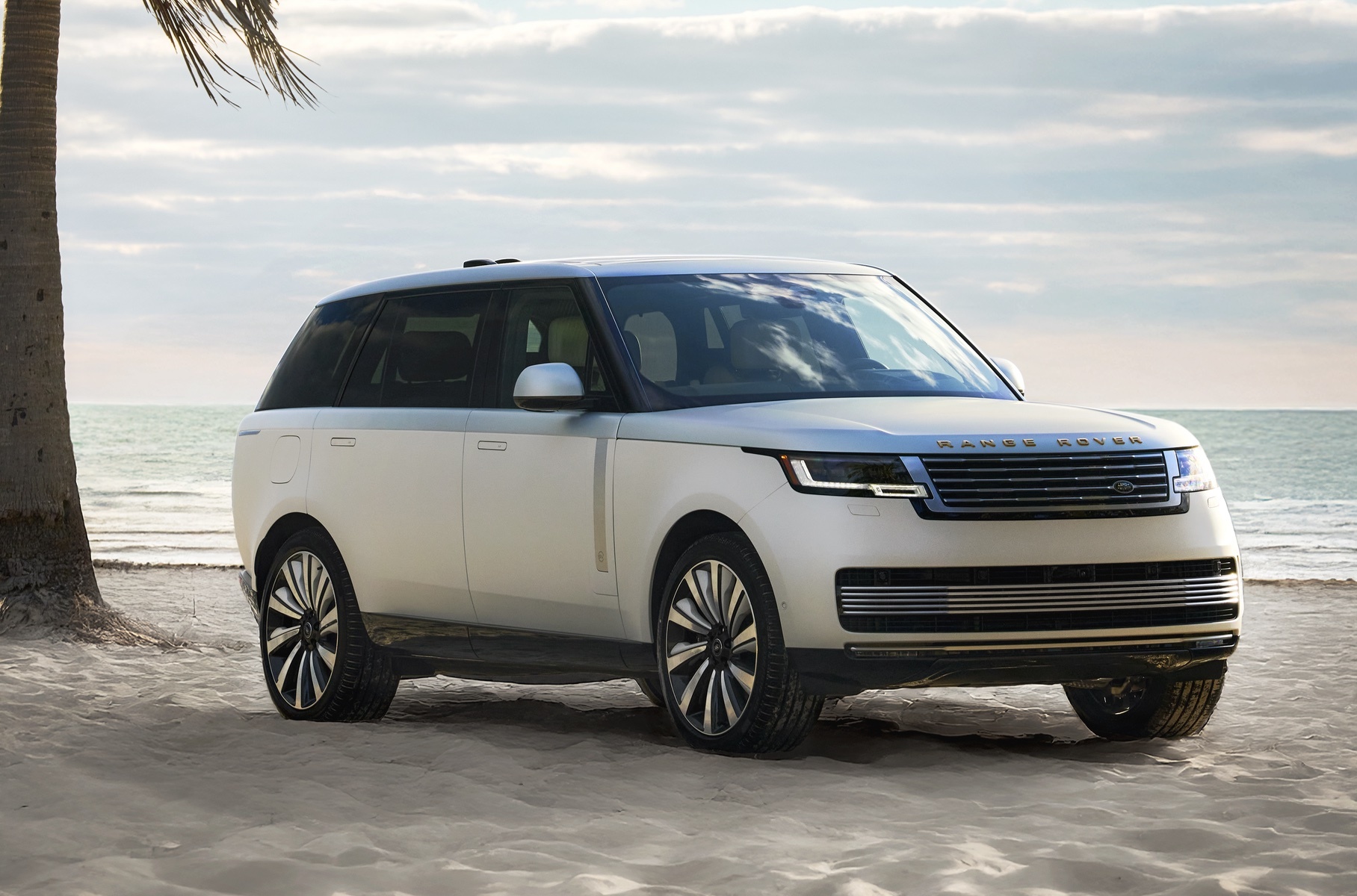 Внедорожник Range Rover SV украсили килограммом золота