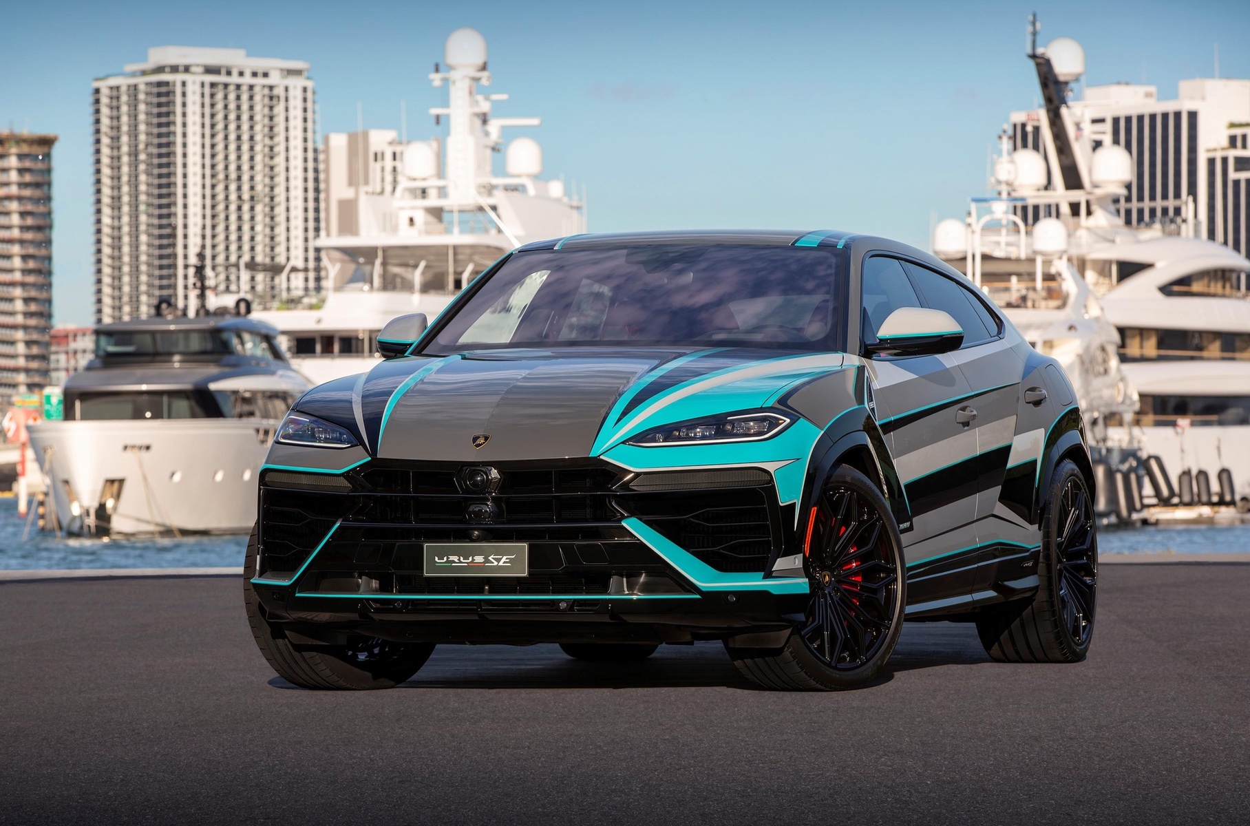 Гибридный Lamorghini Urus превратили в арт-кар