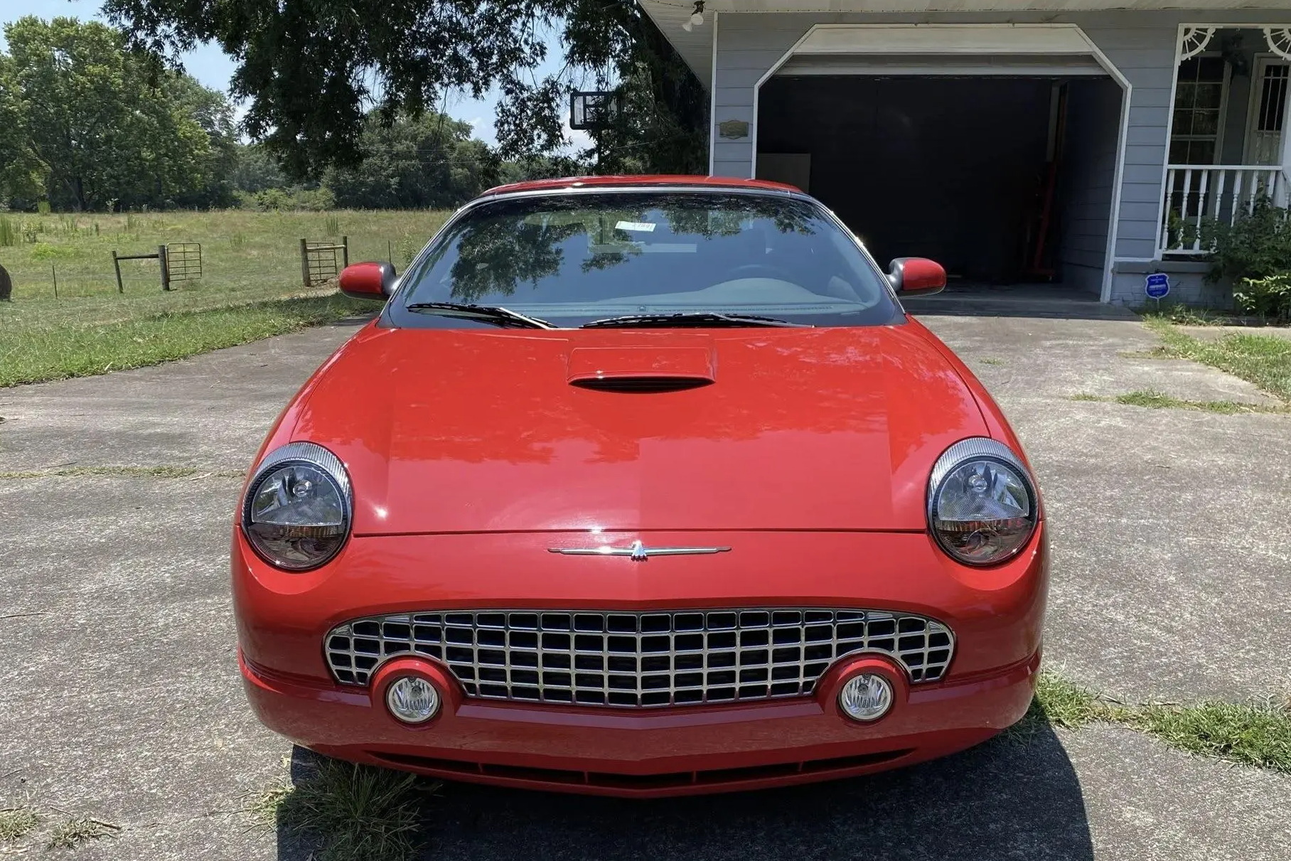 В США пустили с молотка новый Ford T-Bird, стоявший в гараже 20 лет