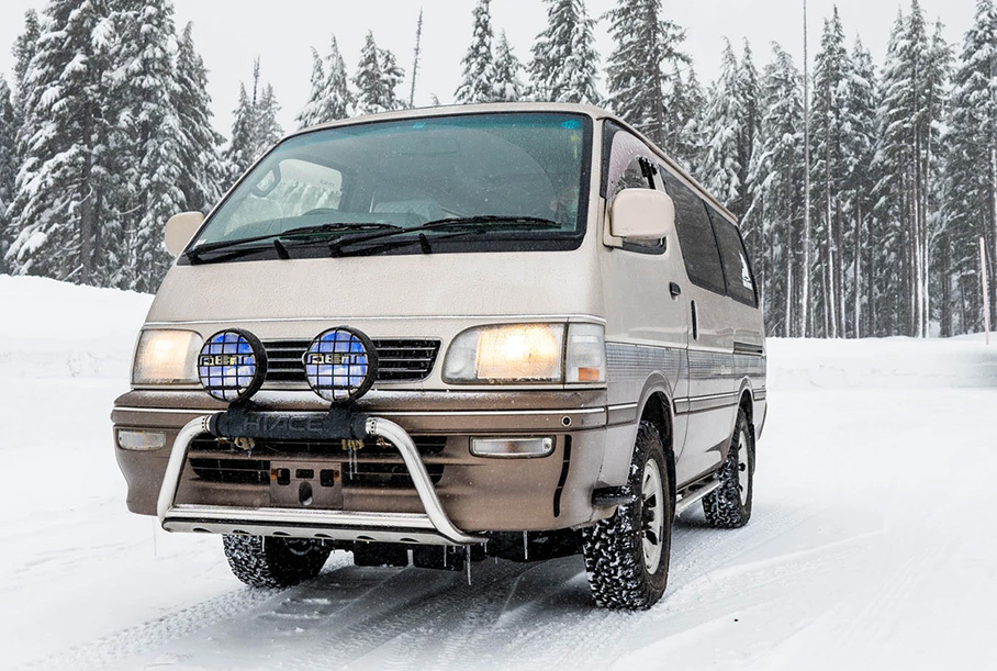 Старый минивэн Toyota HiAce превратили в гоночный симулятор