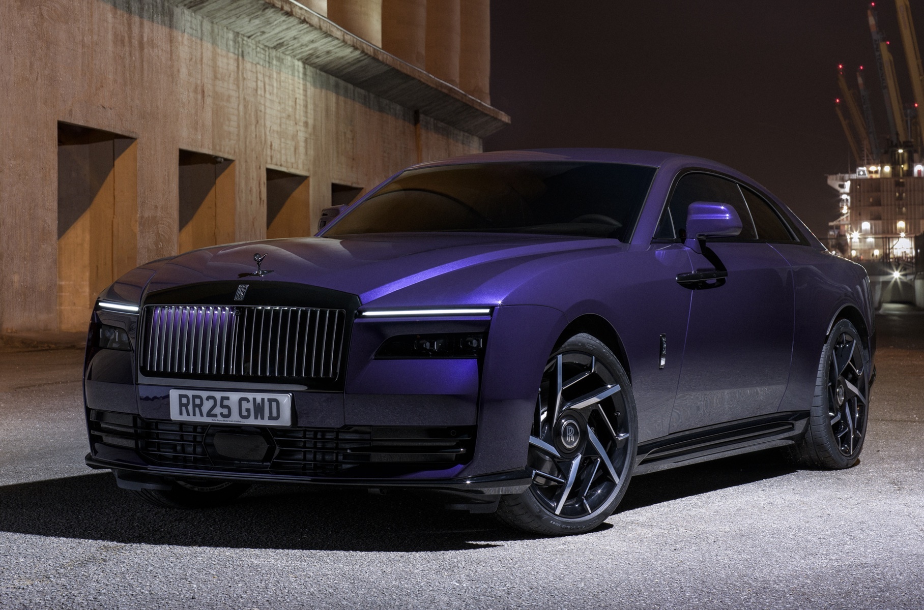 Представлен заряженный Rolls-Royce Black Badge Spectre