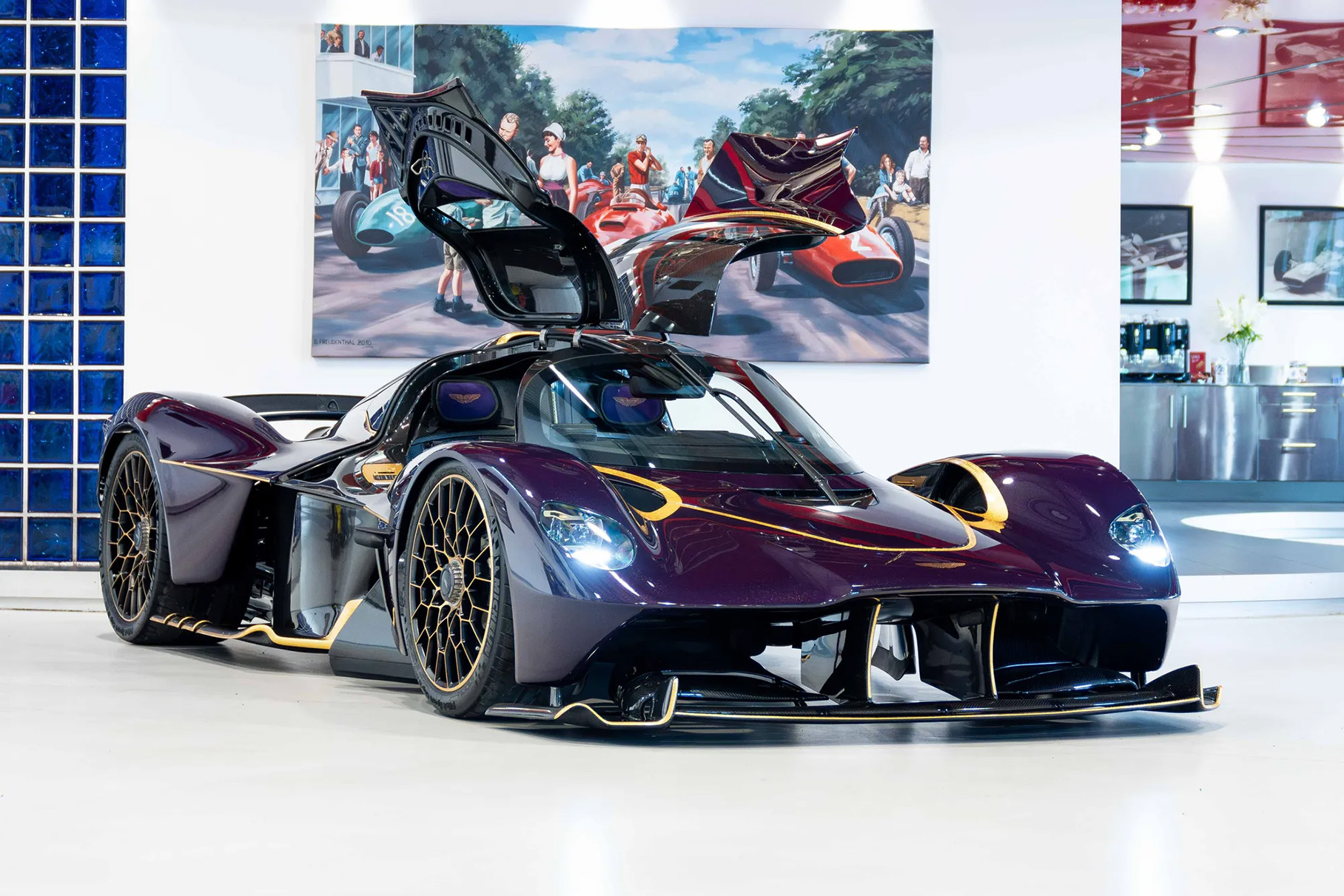 На продажу выставили Aston Martin Valkyrie с декором из 24-каратного золота