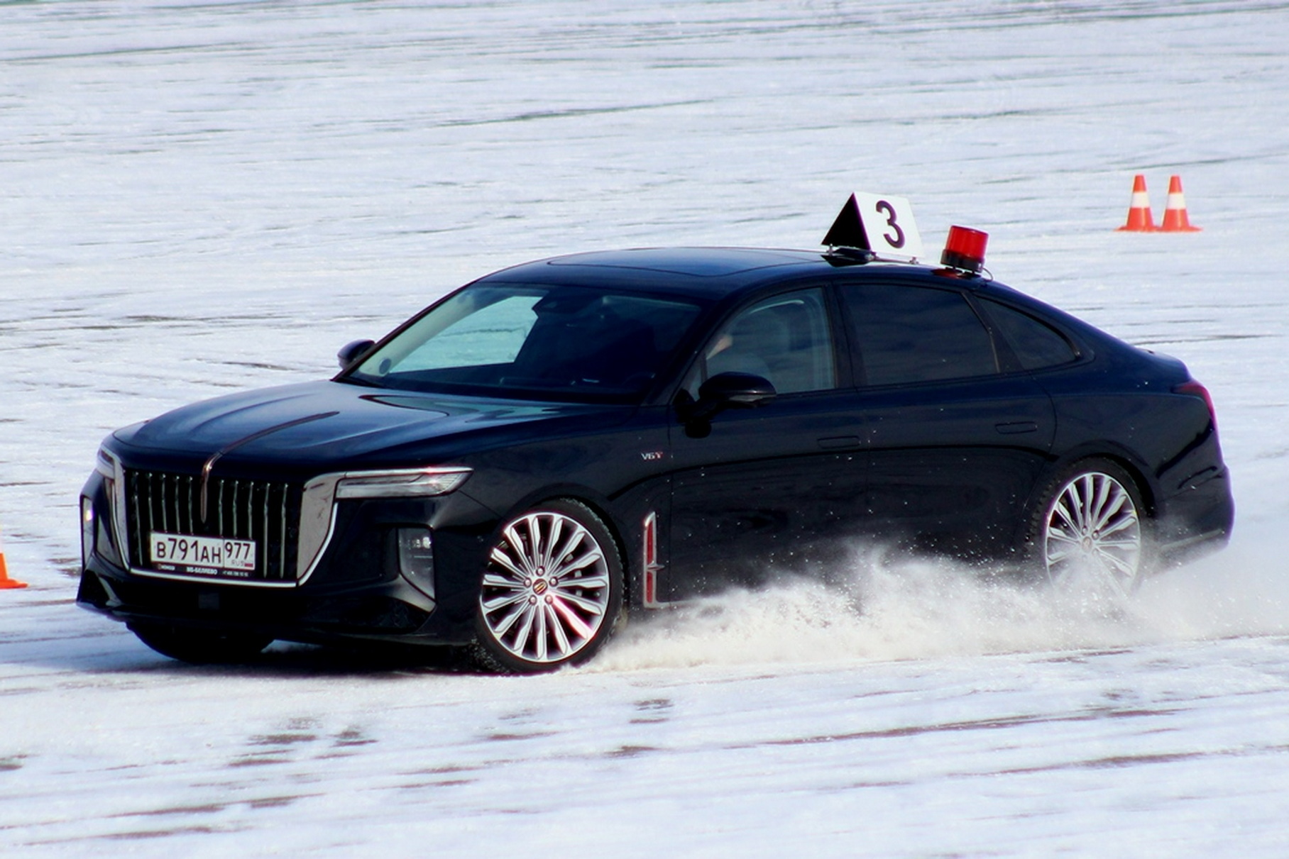 На автодроме ФСО под Москвой дебютировал новейший седан Hongqi