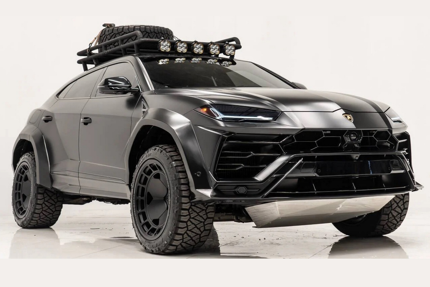 В продаже появился внедорожный Lamborghini Urus с шинами 33 дюйма