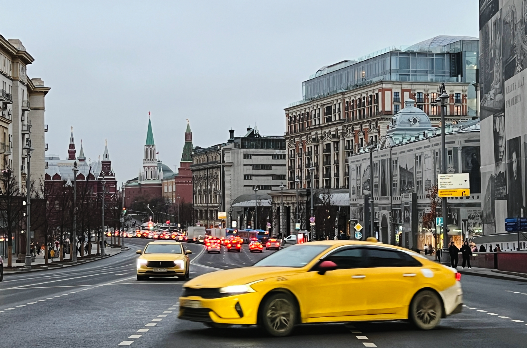 Москвичей предупредили о нехватке таксистов и подорожании поездок