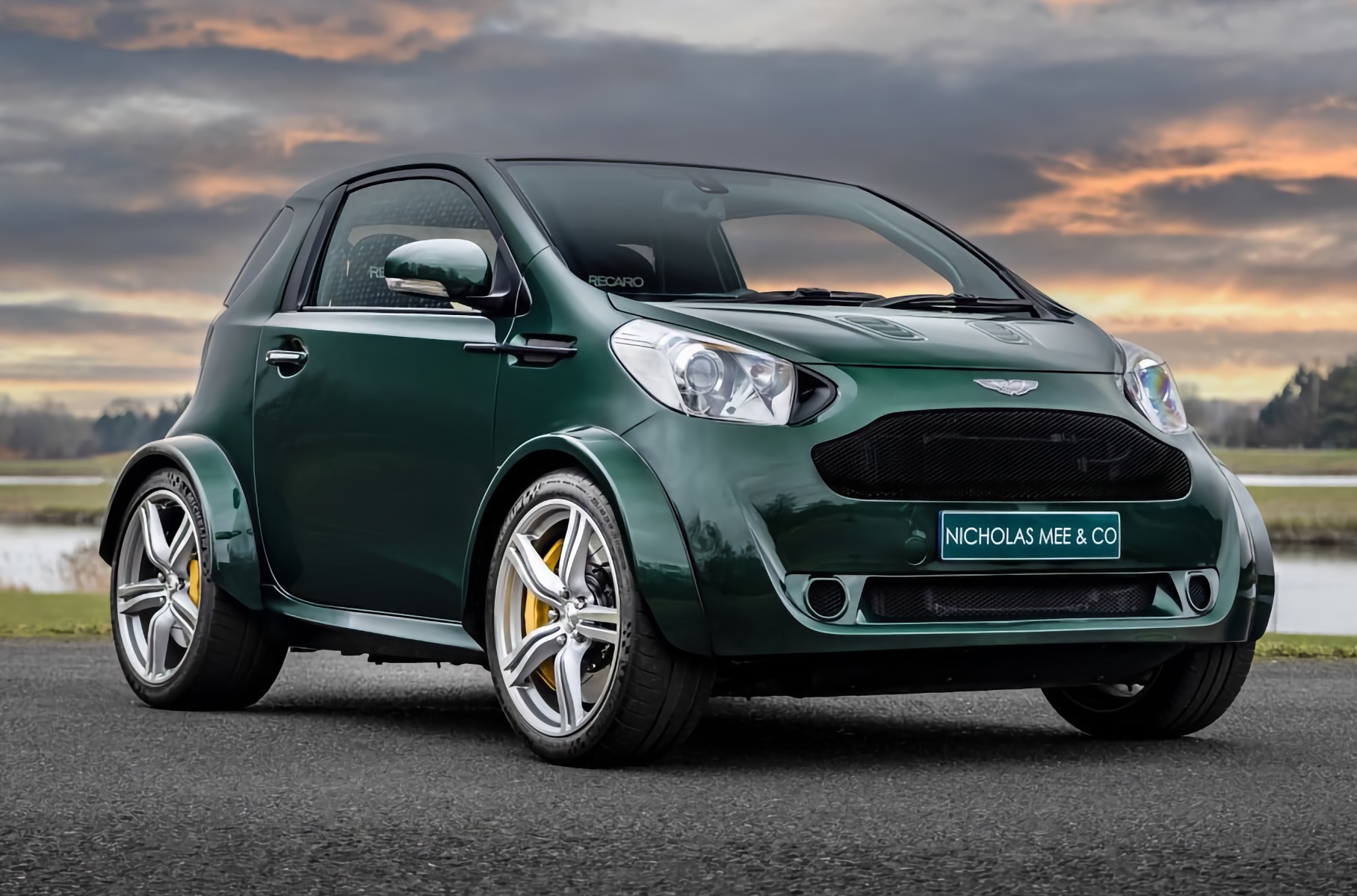 В Англии продают единственный в мире Aston Martin Cygnet с двигателем V8