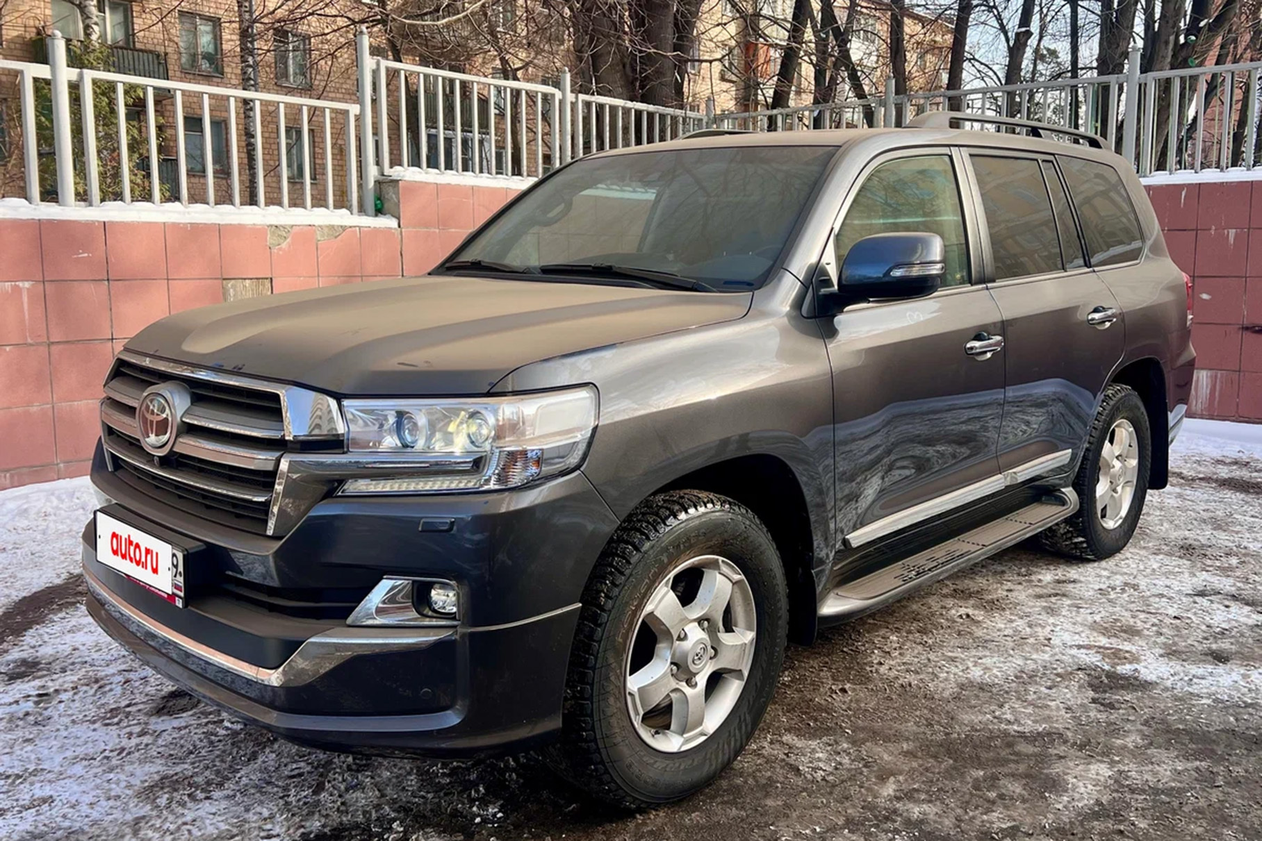 На продажу выставили семилетний Toyota Land Cruiser 200 почти без пробега