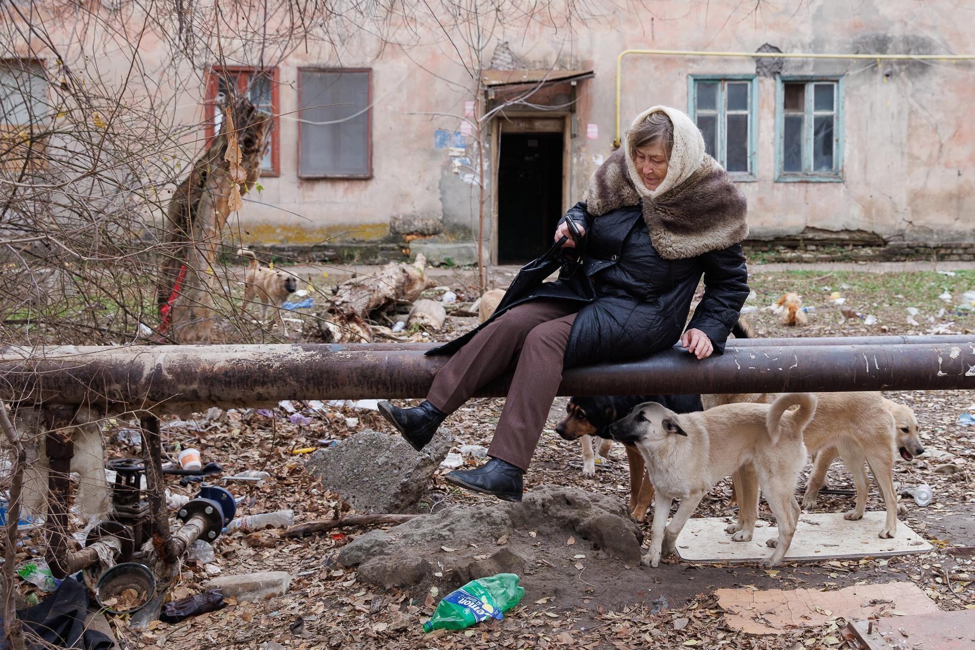 Ночью приходят мародеры: 78-летняя пенсионерка осталась жить одна в заброшенном микрорайоне