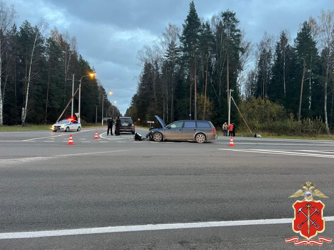 Два «немца» не поделили поворот с Киевского шоссе под Лугой. В больницу увезли ребенка