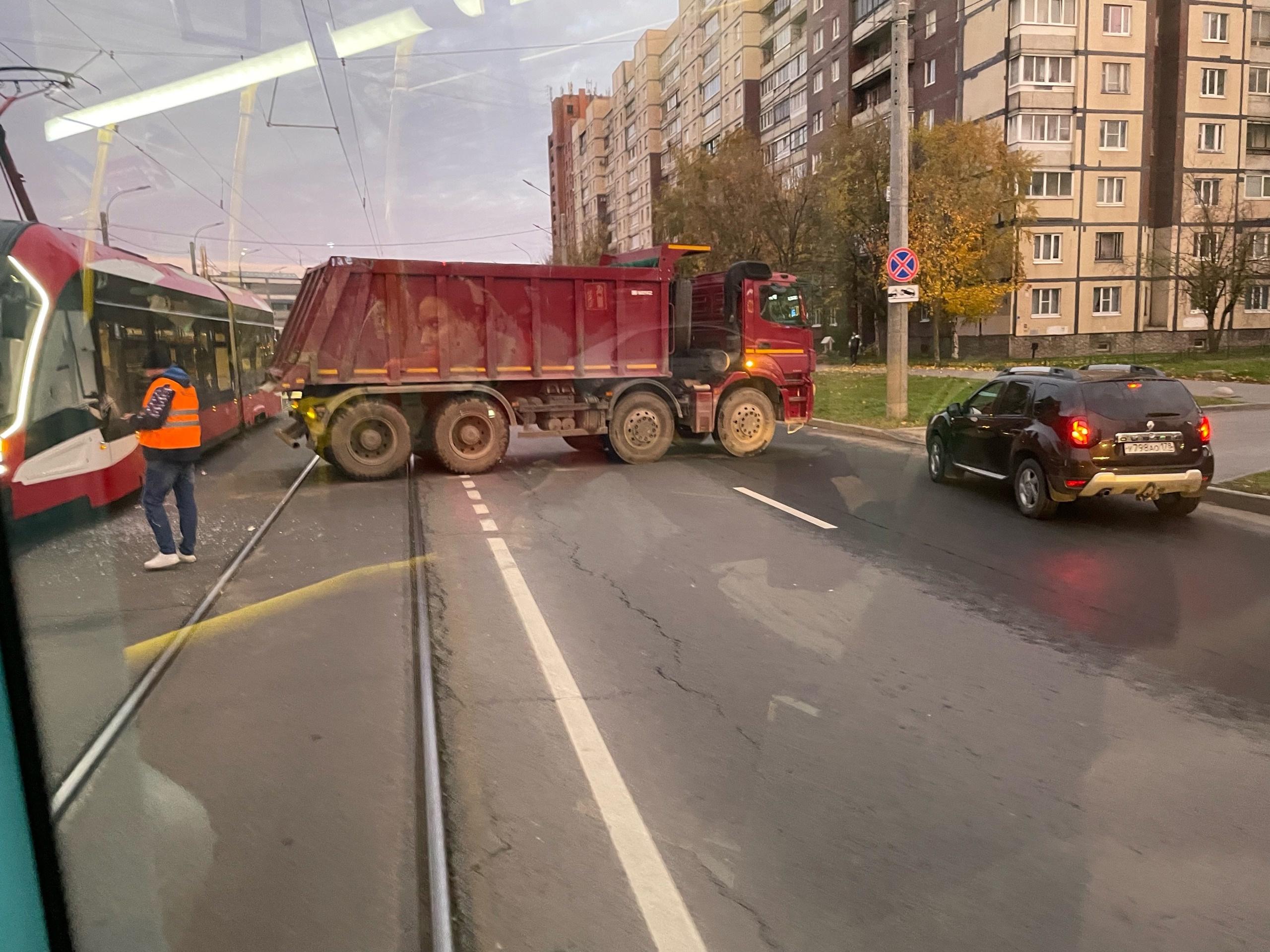 Разворот и задом в трамвай. Водитель самосвала показал, как остановить Рыбацкое в час пик