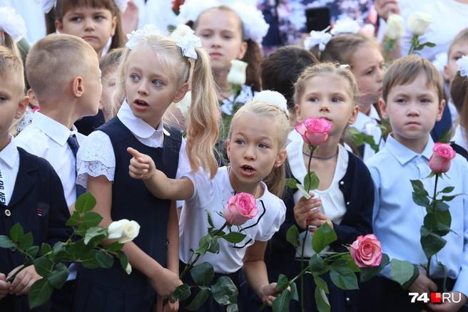 Челябинцев возмутило решение школ провести линейки без родителей