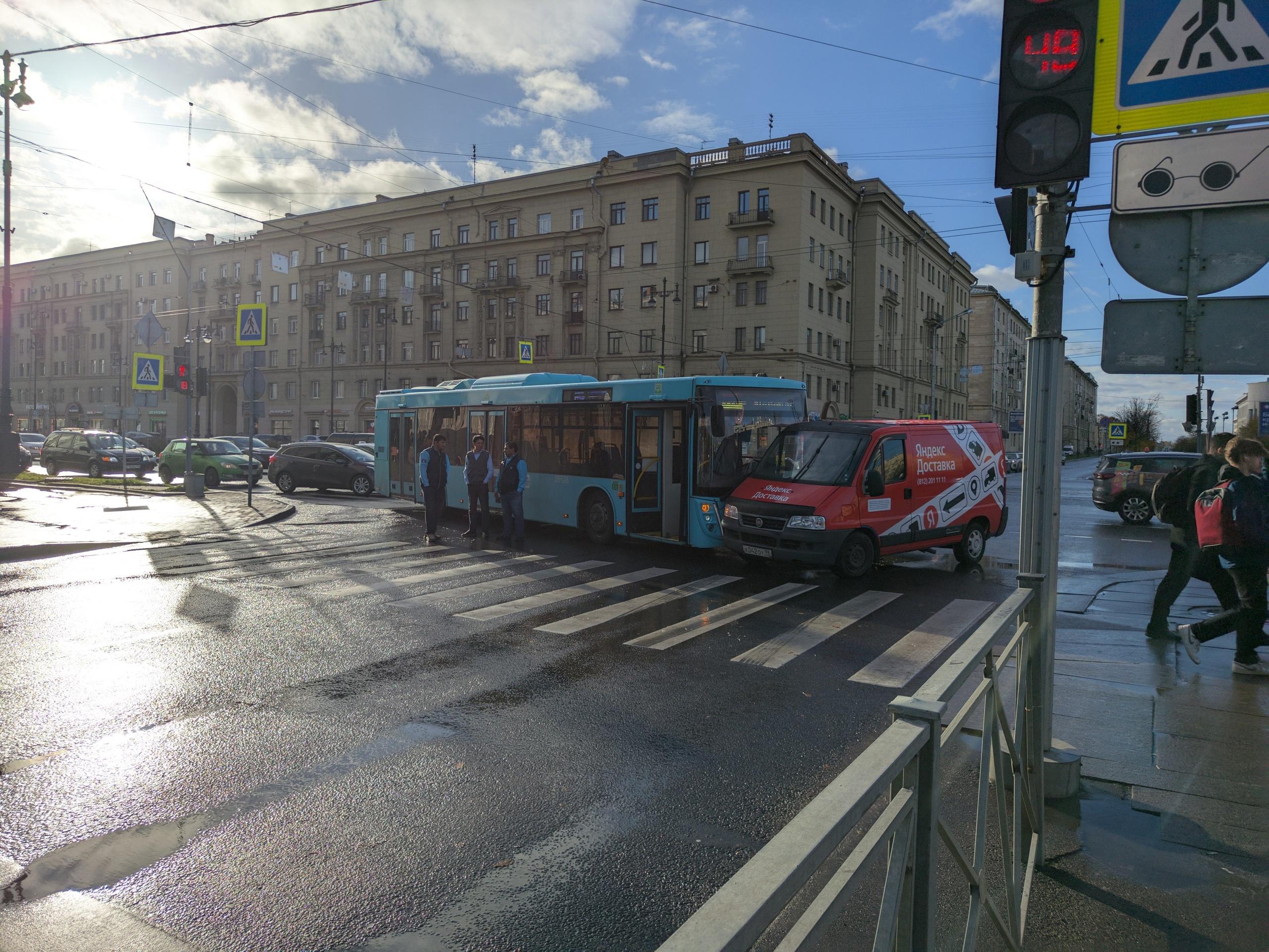 Автобус и доставщик пободались на Московском проспекте, а другим пришлось подождать