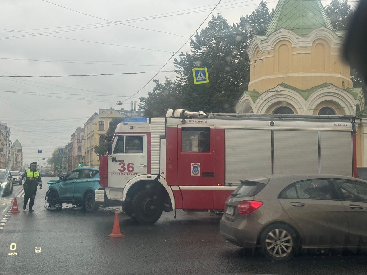 ДТП выгнало водителей на встречку на перекрестке Малого проспекта и 8-й линии В.О.