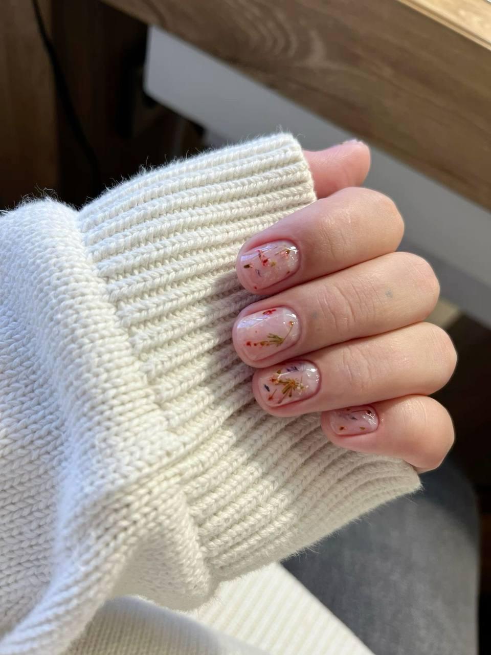 Рисуйте девушкам цветы: самый модный маникюр сентября  nail-flower