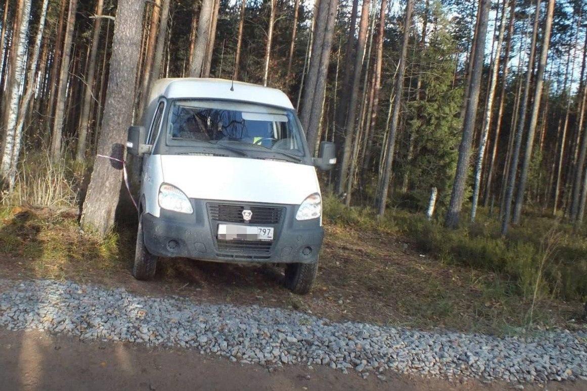 Рабочий после увольнения укатил на служебной машине в Усть-Луге. Якобы в счет долга по зарплате