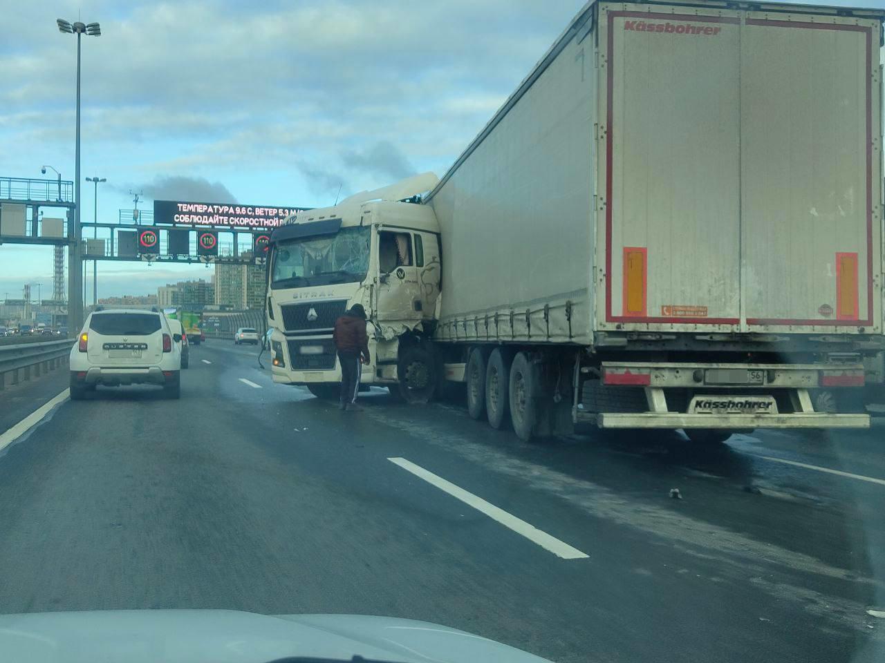 КАД три часа стоит в огромной пробке возле Мурино из-за ДТП с грузовиком