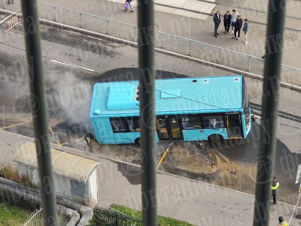 Плавно ушел в дыру. В провалившемся под асфальт автобусе в Автово никто не пострадал