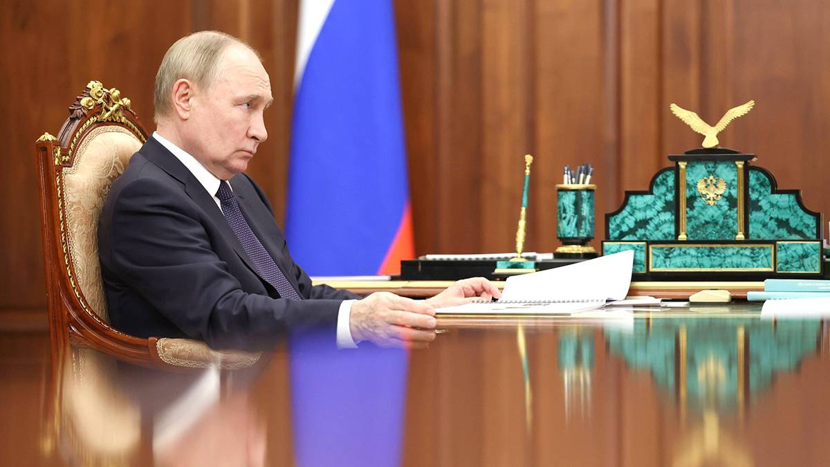 Путин наградил столетнего разведчика и однополчанина отца орденом Почета