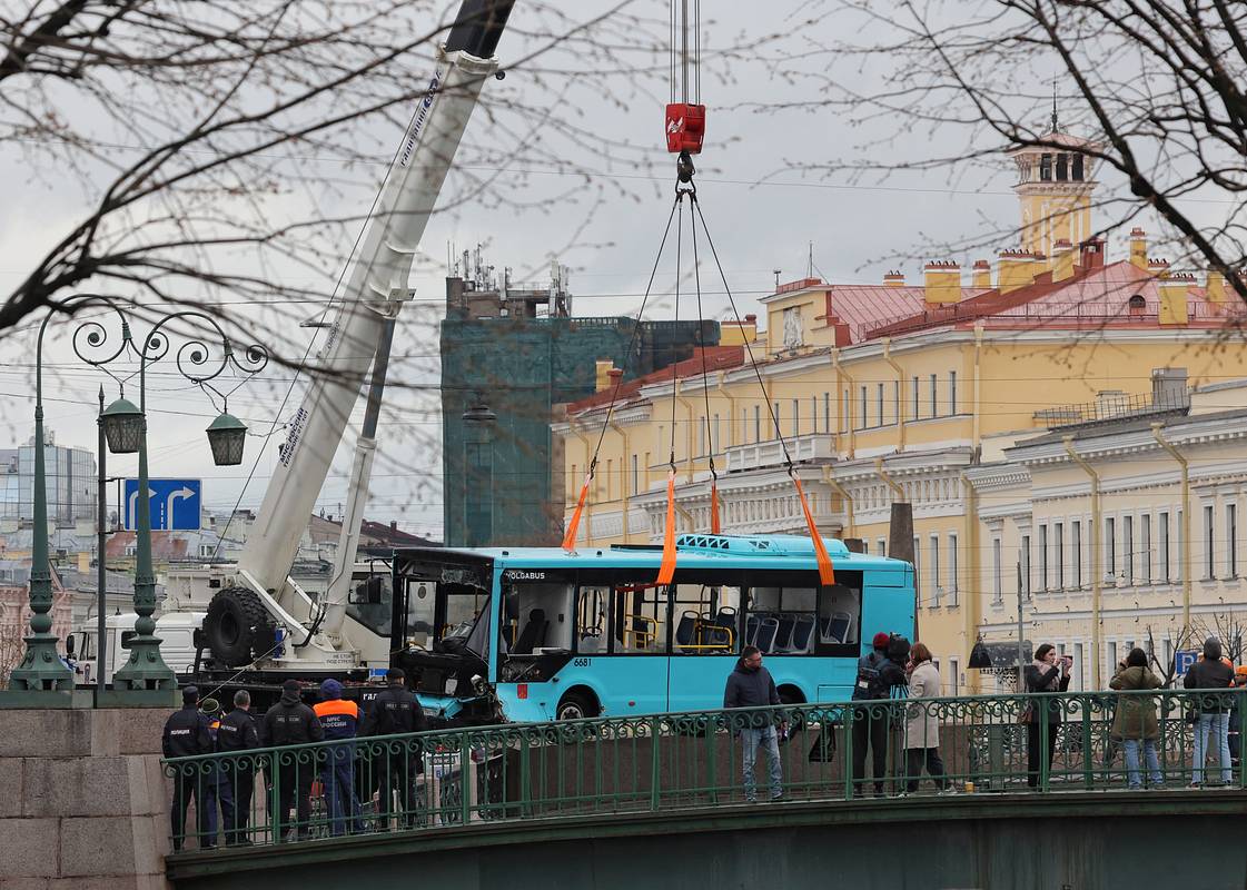 Уроженцев Дагестана наградят за спасение людей из упавшего в реку автобуса