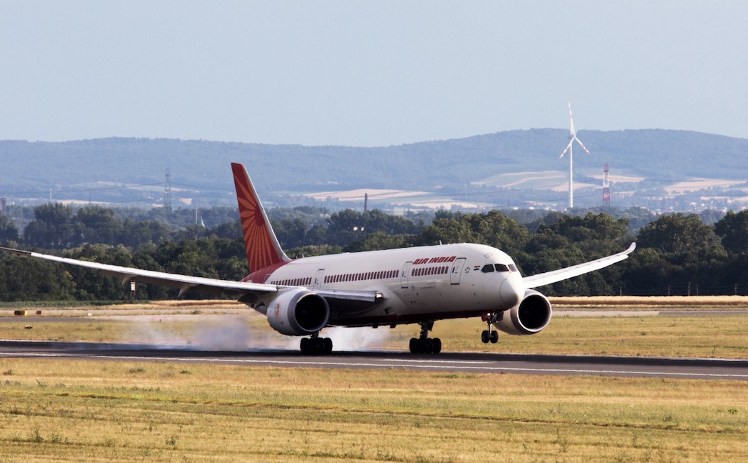 Пассажиров самолета Air India эвакуировали после угрозы о минировании