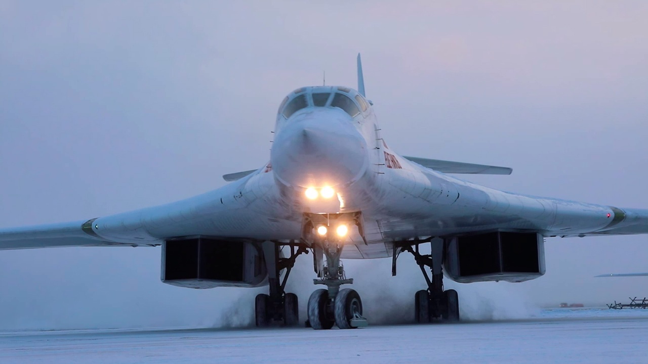 Два Ту-160 выполнили полет над водами Северного Ледовитого океана