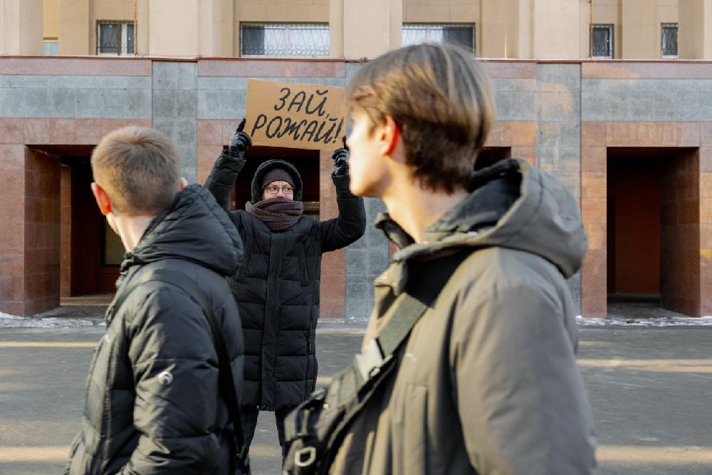 Нижегородские студенты вышли на улицы с плакатами «Зай, рожай!»