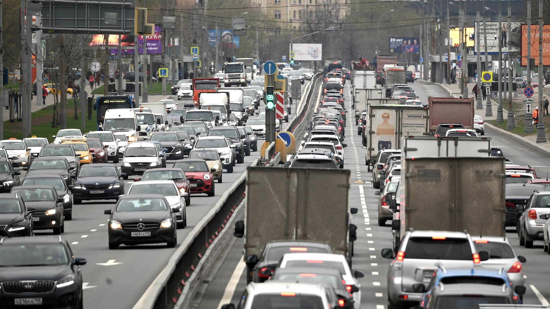 Собаку закрыли в запертой машине на 30-градусной жаре в Москве