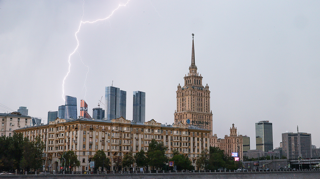 Эксперт рассказал, как надо вести себя в грозу