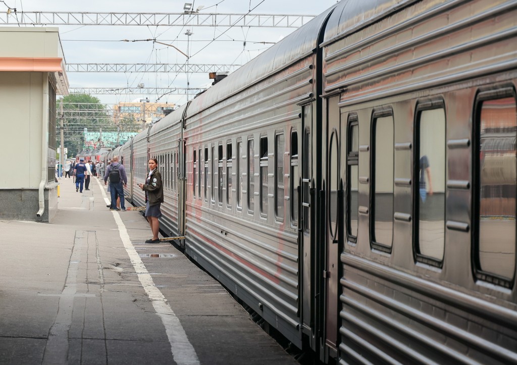 Проводница не выпустила три семьи с девятью детьми из поезда