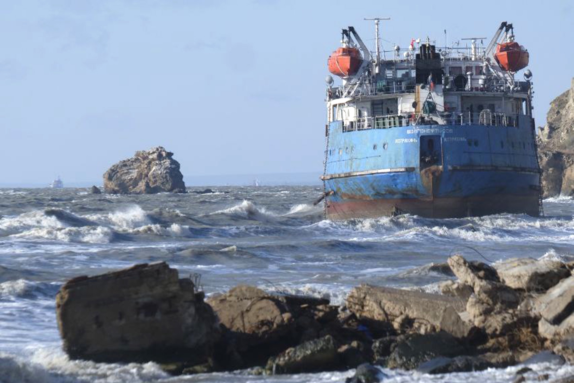 Водолазы не нашли новых утечек мазута из затонувших в Черном море танкеров