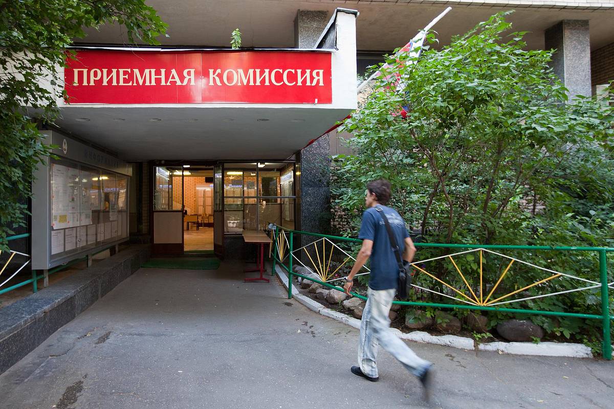 В Москве абитуриент пришел подавать документы с автоматом наперевес