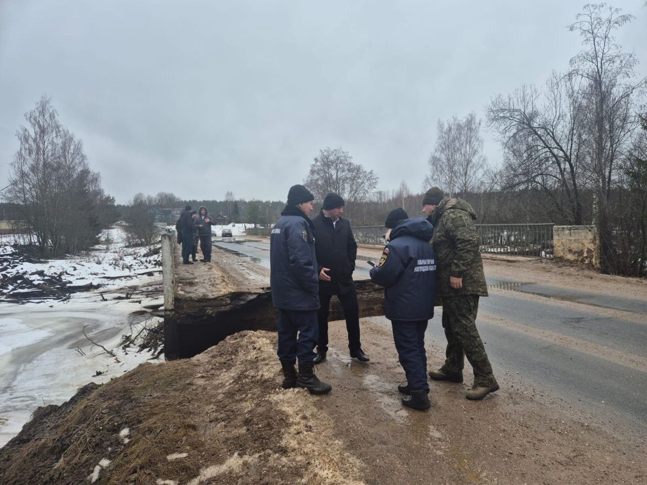 В Новгородской области обрушилась часть моста