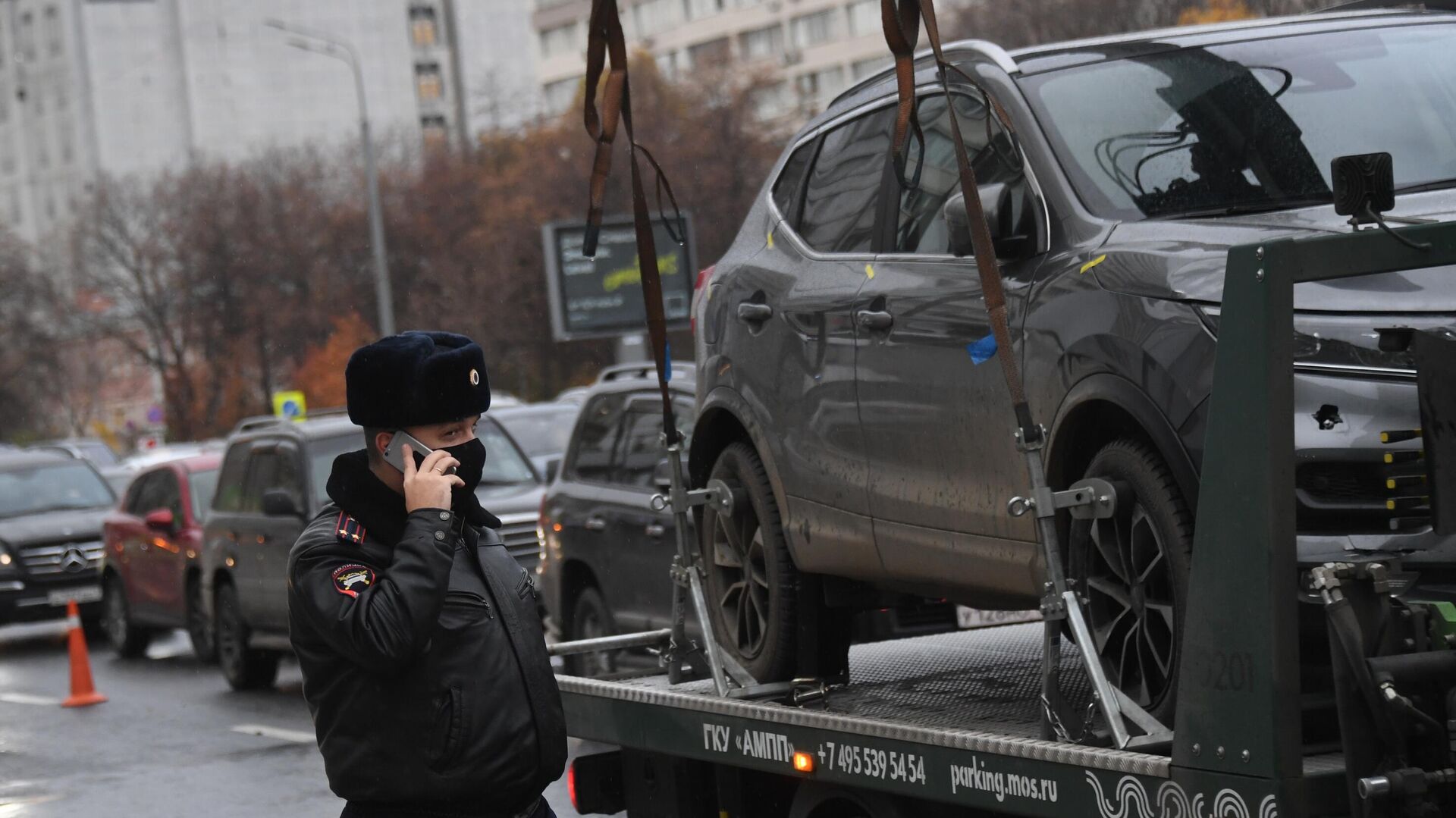 Появилось видео, как в Москве эвакуатор украл припаркованный Land Cruiser