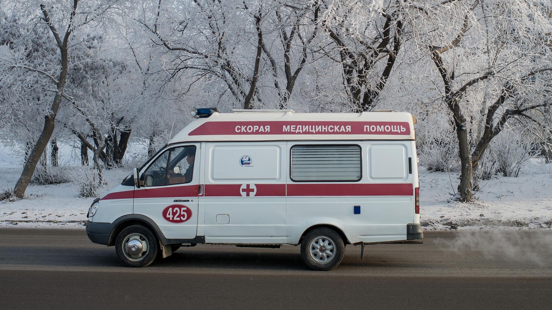 Падение глыбы льда на девушку в Петербурге попало на видео