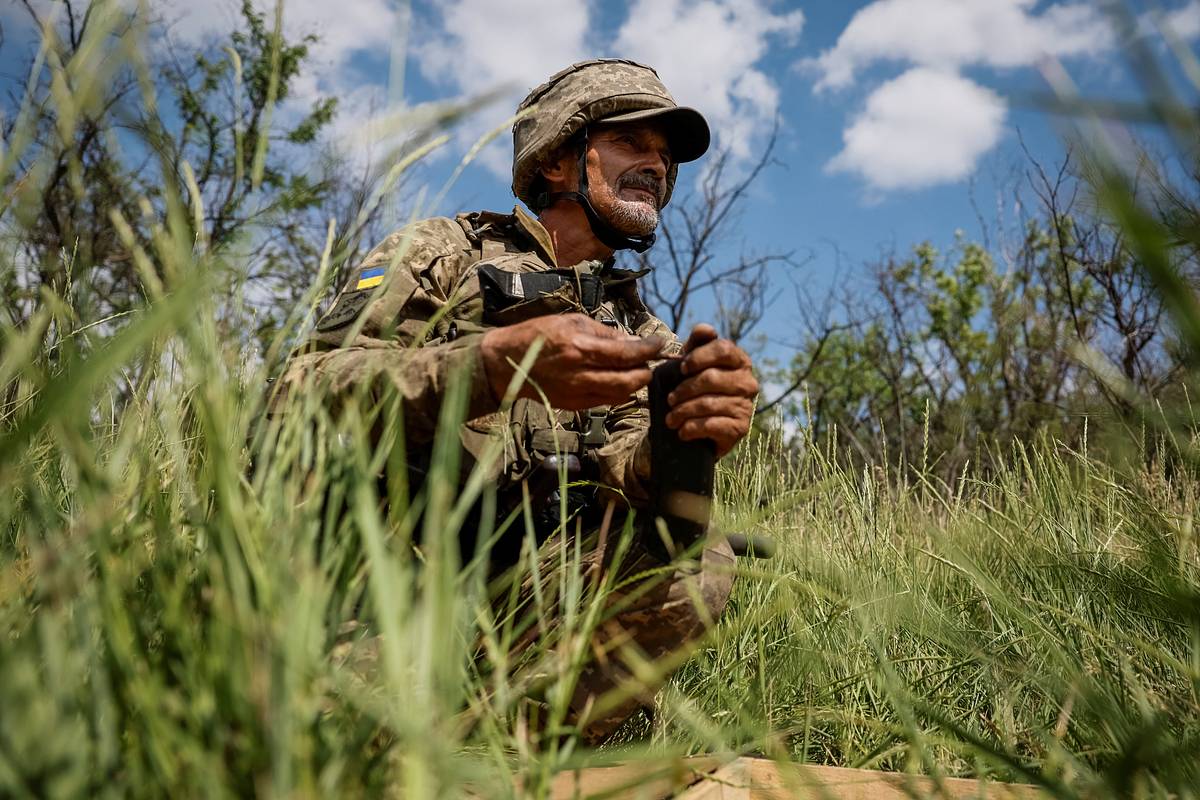 Зеленский заявил об отсутствии вооружения у 14 украинских бригад