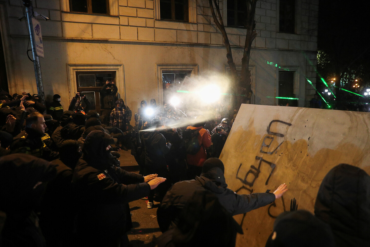 Оттесненные от парламента в Тбилиси митингующие начали строить баррикады