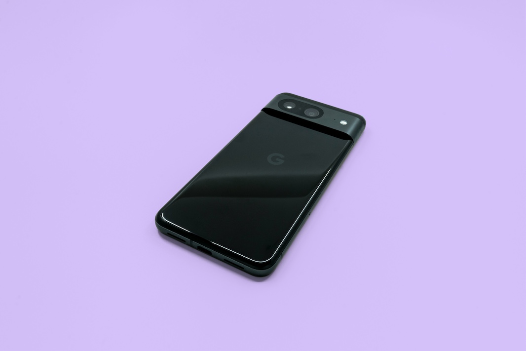 В Сети появились первые фото Google Pixel 8a в синем и зелёном цветах