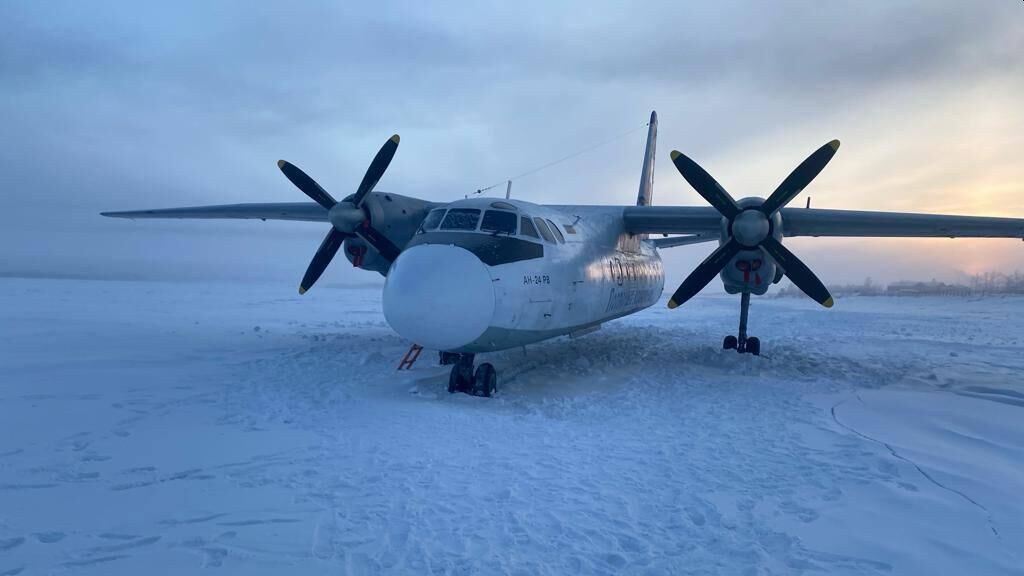 Самолет Ан-24 выкатился за ВПП аэропорта на Ямале