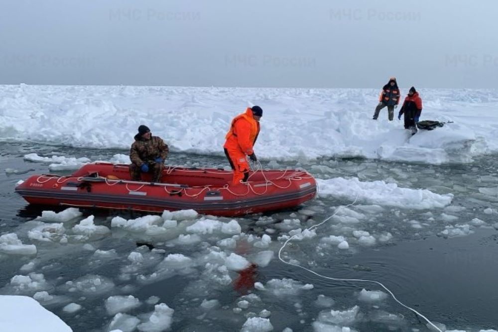 На Сахалине троих рыбаков унесло на оторвавшейся льдине