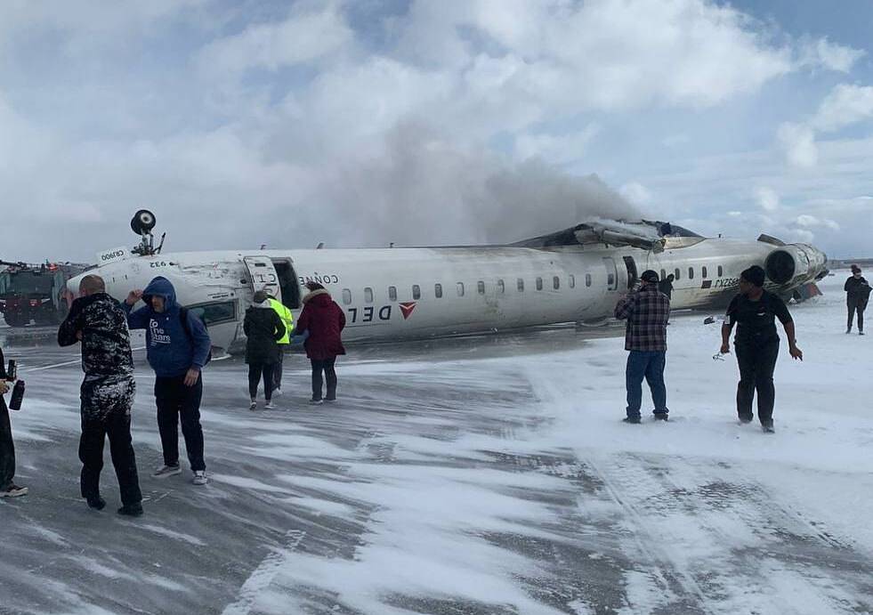 Число пострадавших в результате крушения самолета в Торонто возросло