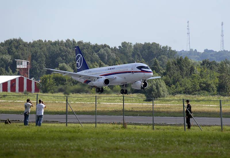 Российский самолет Sukhoi Superjet прервал взлет из-за неисправности