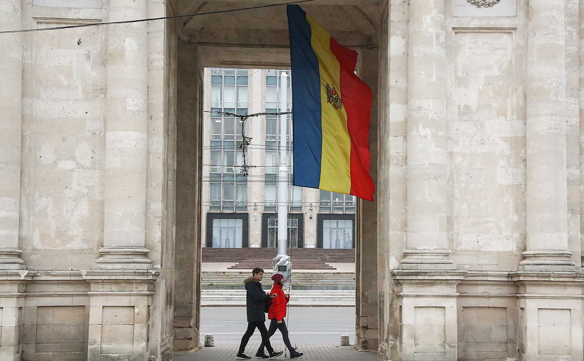 Сотни граждан Молдавии пришли к посольству в РФ для голосования на выборах