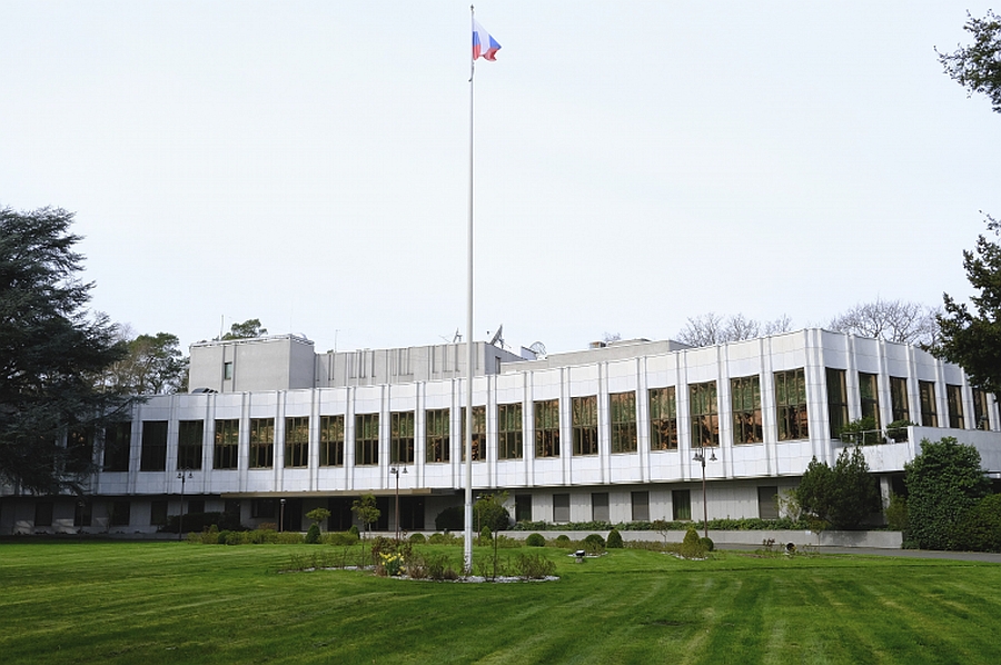 В российское консульство в Берне попытался въехать неизвестный