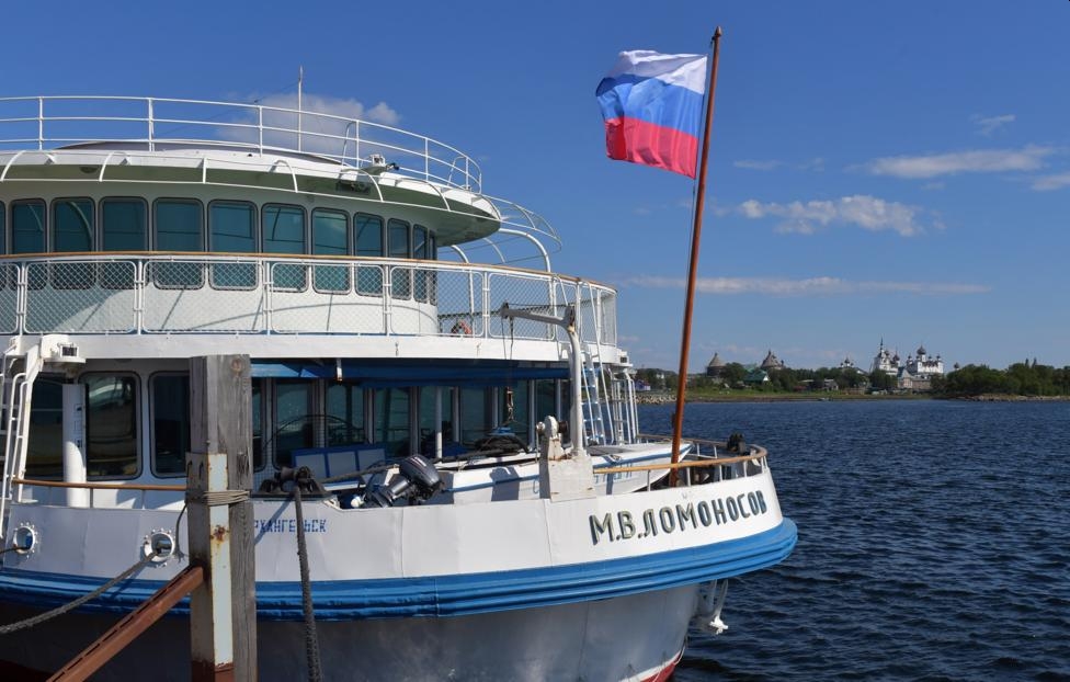 В Архангельске горит ремонтируемый теплоход М. В. Ломоносов