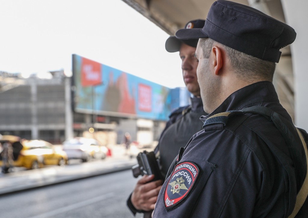 Голая девушка убегала от полицейских и прыгнула с моста в Петербурге