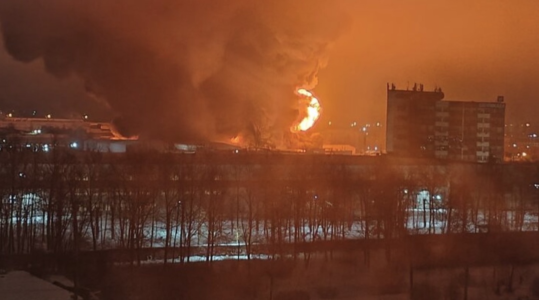 На месте пожара на заводе ацетона в Ленобласти произошел разлив топлива