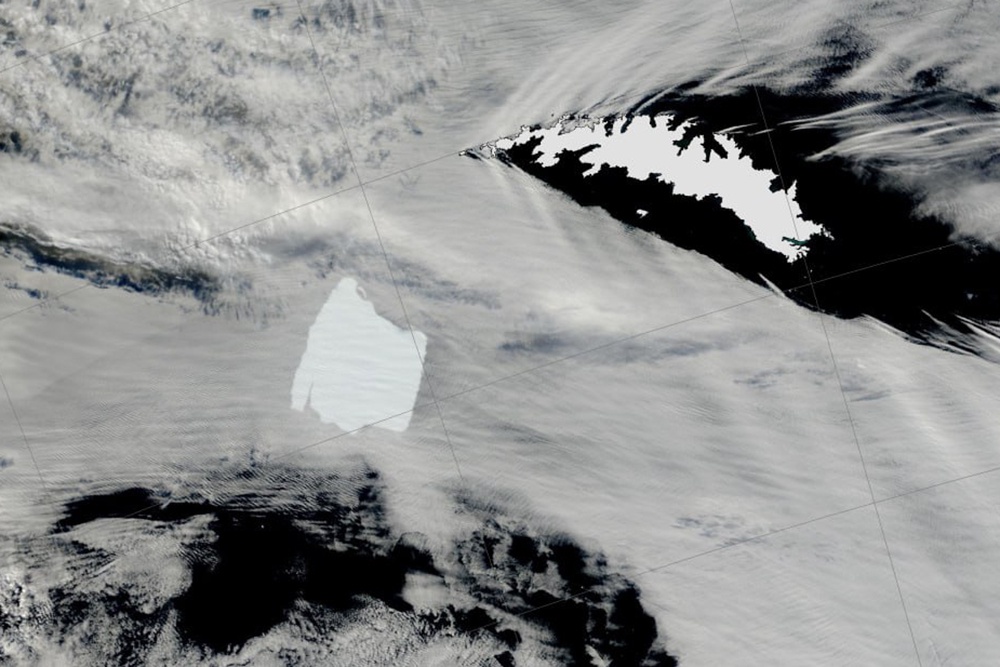 Крупнейший в мире айсберг снова приблизился к острову Новая Георгия