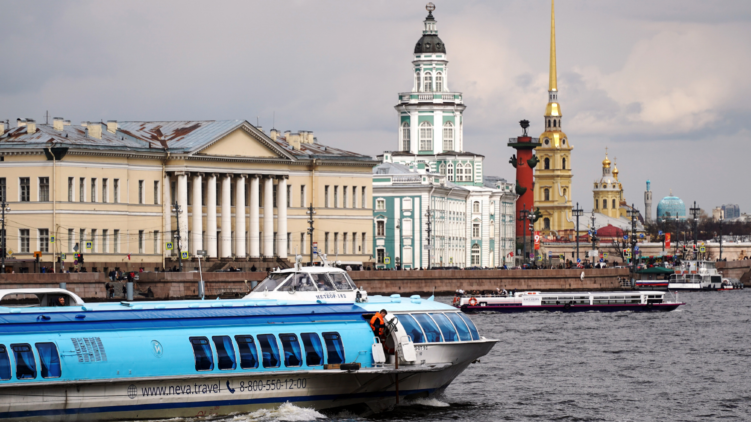 В районе Литейного моста в Петербурге столкнулись теплоход и прогулочное судно